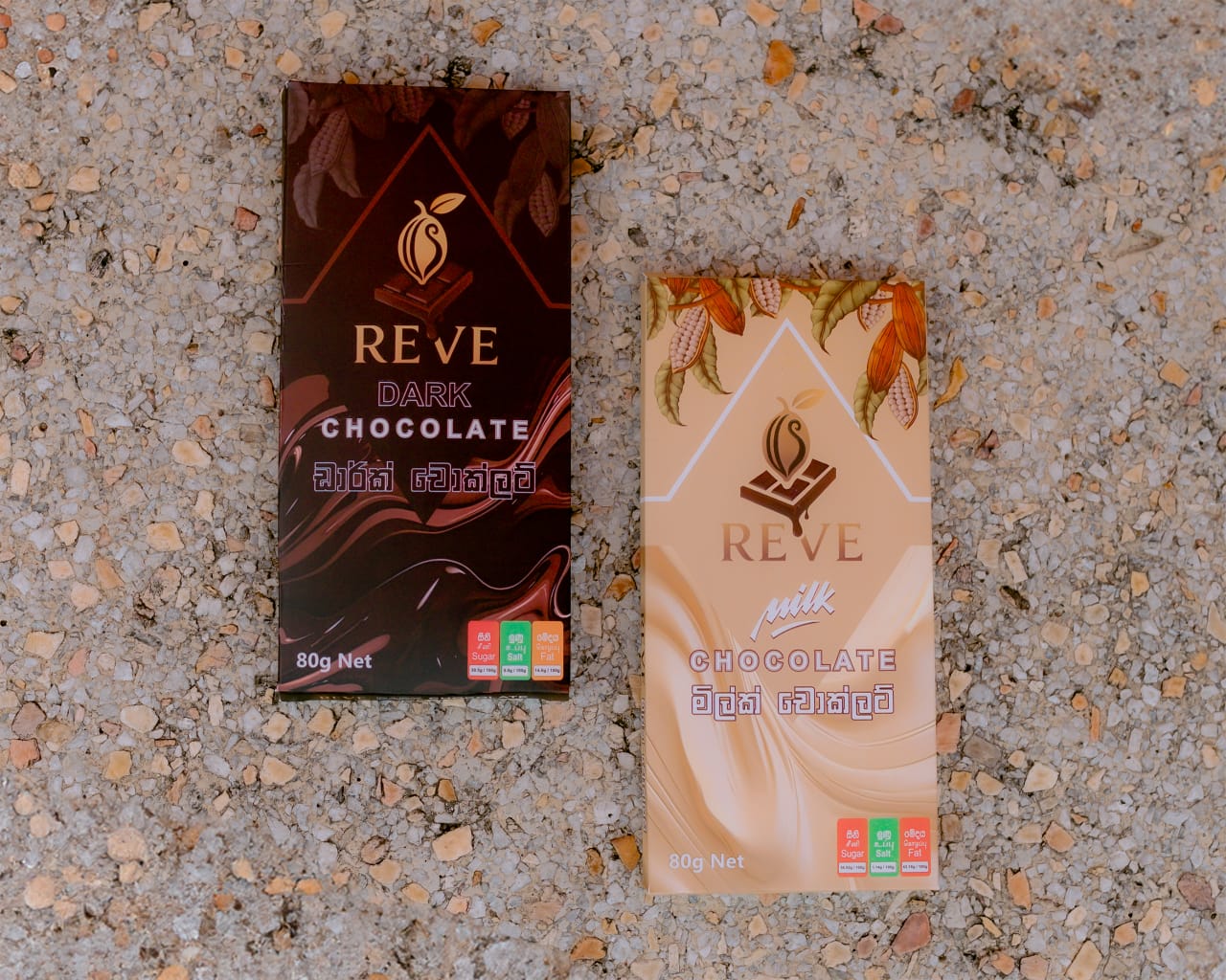 Reve dark and milk chocolate bars, 80g, side by side